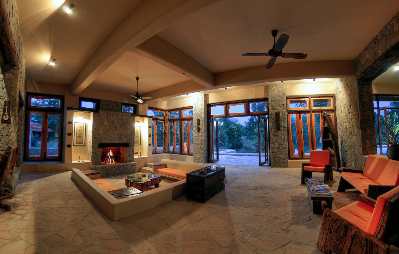 Kanha Earth Lodge Mandlā Esterno foto