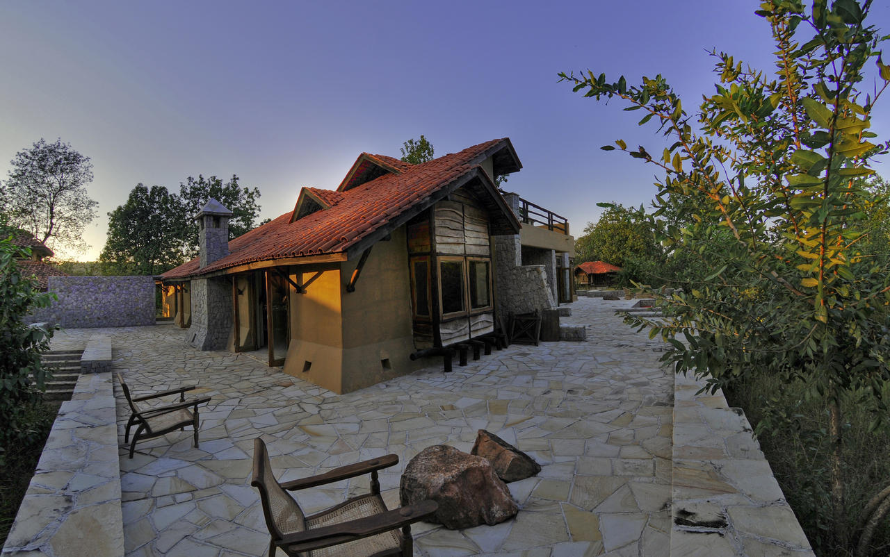Kanha Earth Lodge Mandlā Esterno foto