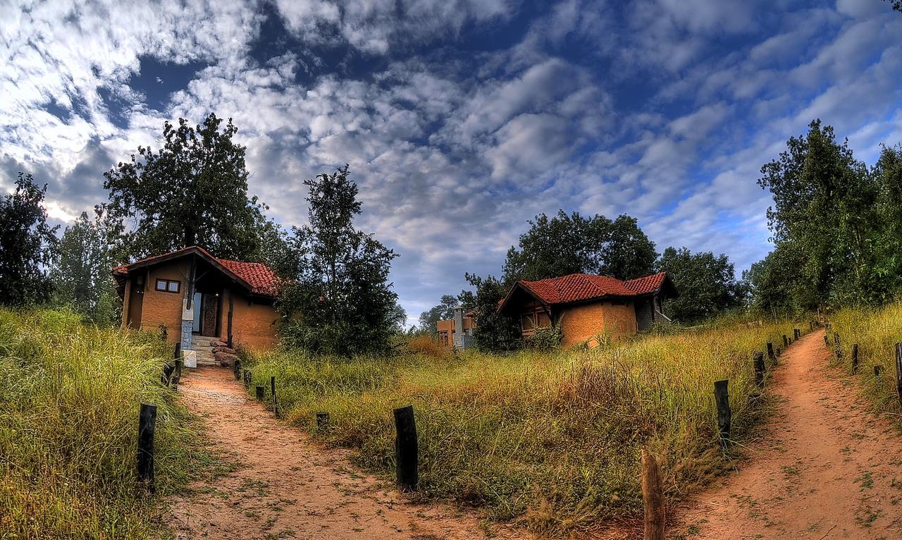 Kanha Earth Lodge Mandlā Esterno foto