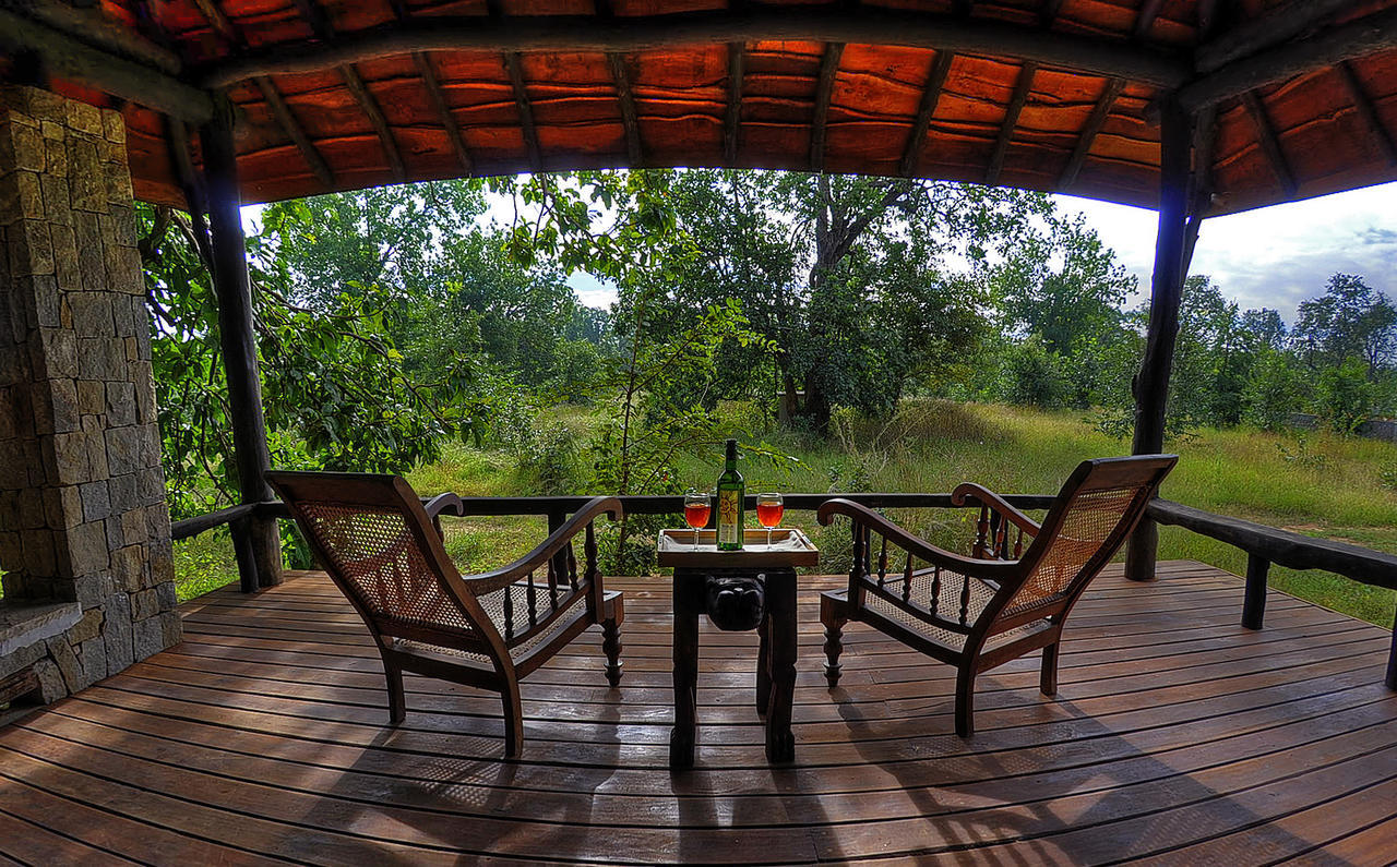 Kanha Earth Lodge Mandlā Esterno foto