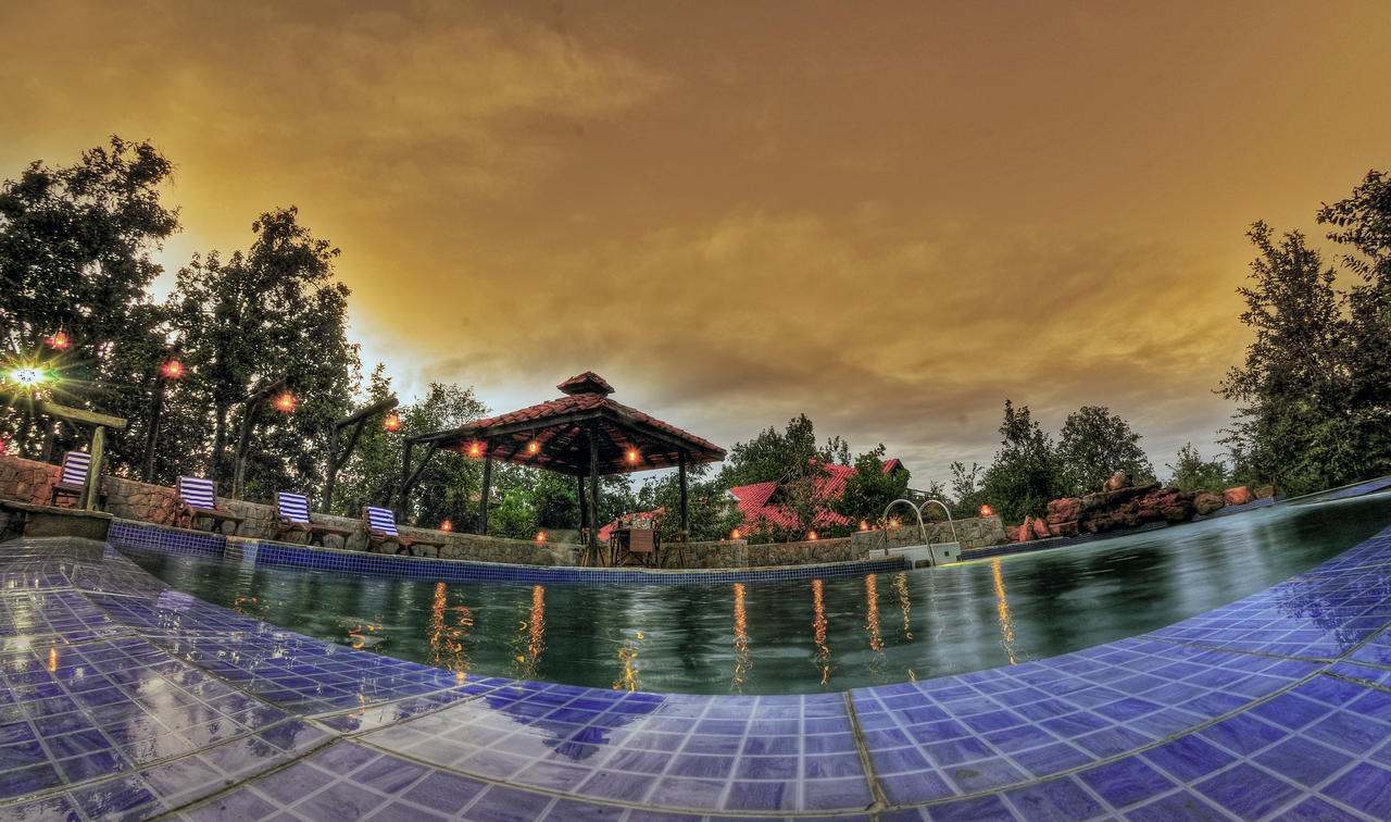 Kanha Earth Lodge Mandlā Esterno foto