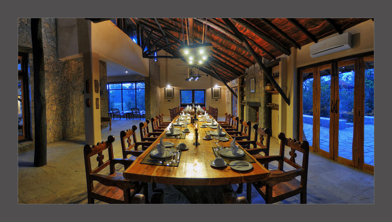 Kanha Earth Lodge Mandlā Esterno foto